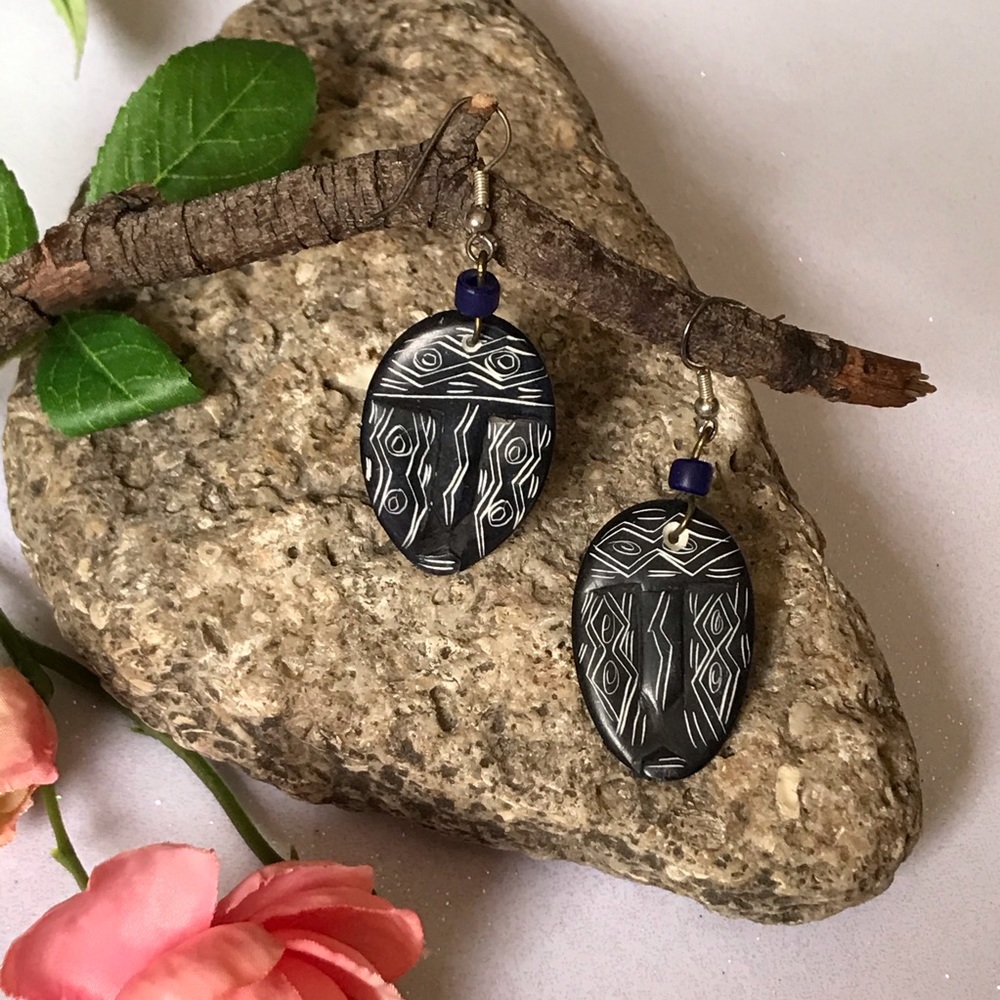 Hand-curved mask face soap stone dangling earrings - Picture 3 of 5